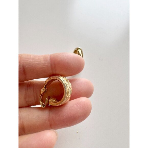 Vintage LIZ CLAIBORNE Gold Tone Leaf Embossed Clip On Huggie Hoop Earrings - Picture 4 of 11